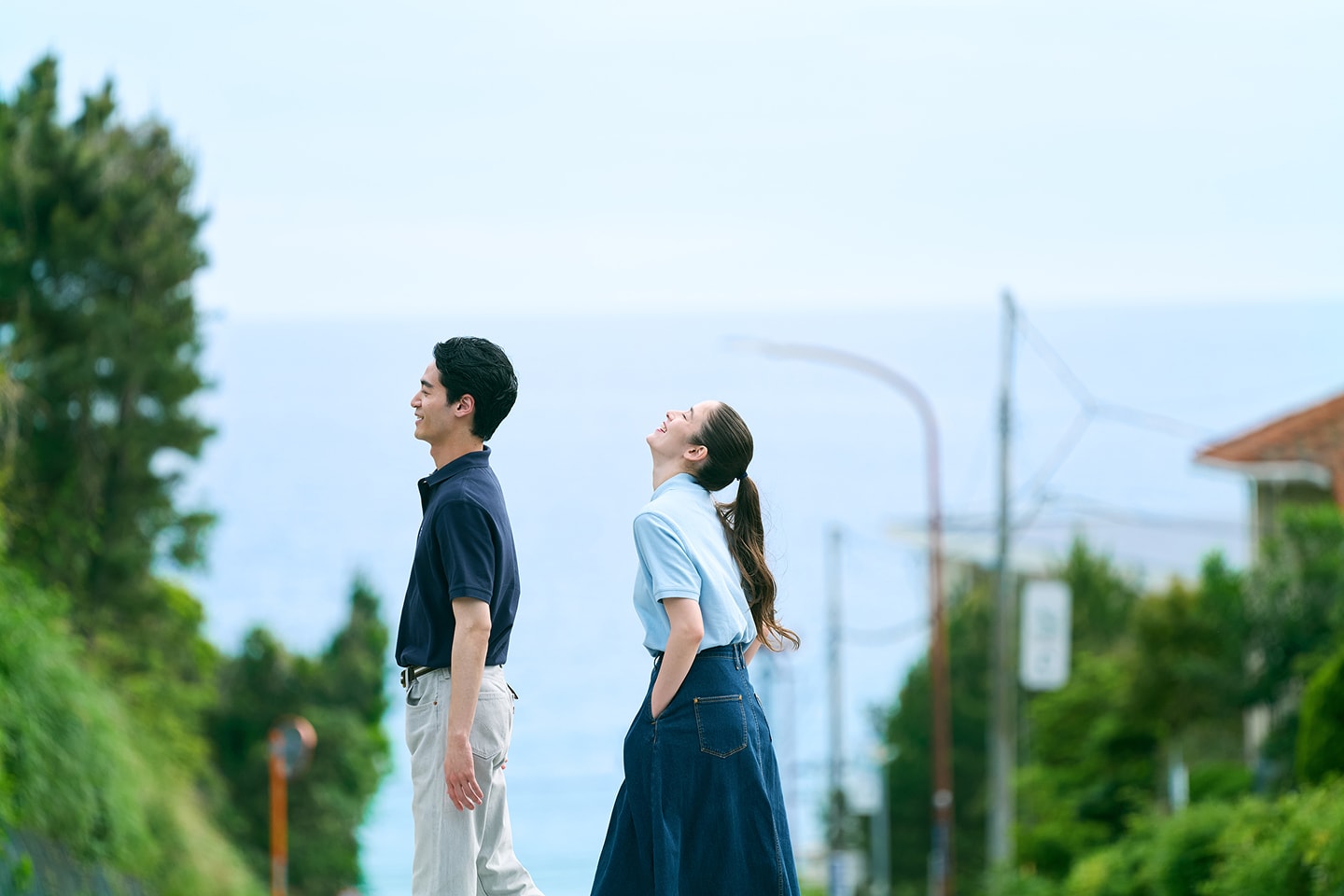 江ノ島を歩いている男女
