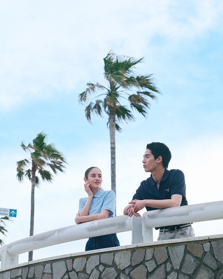 海辺で談笑する男女
